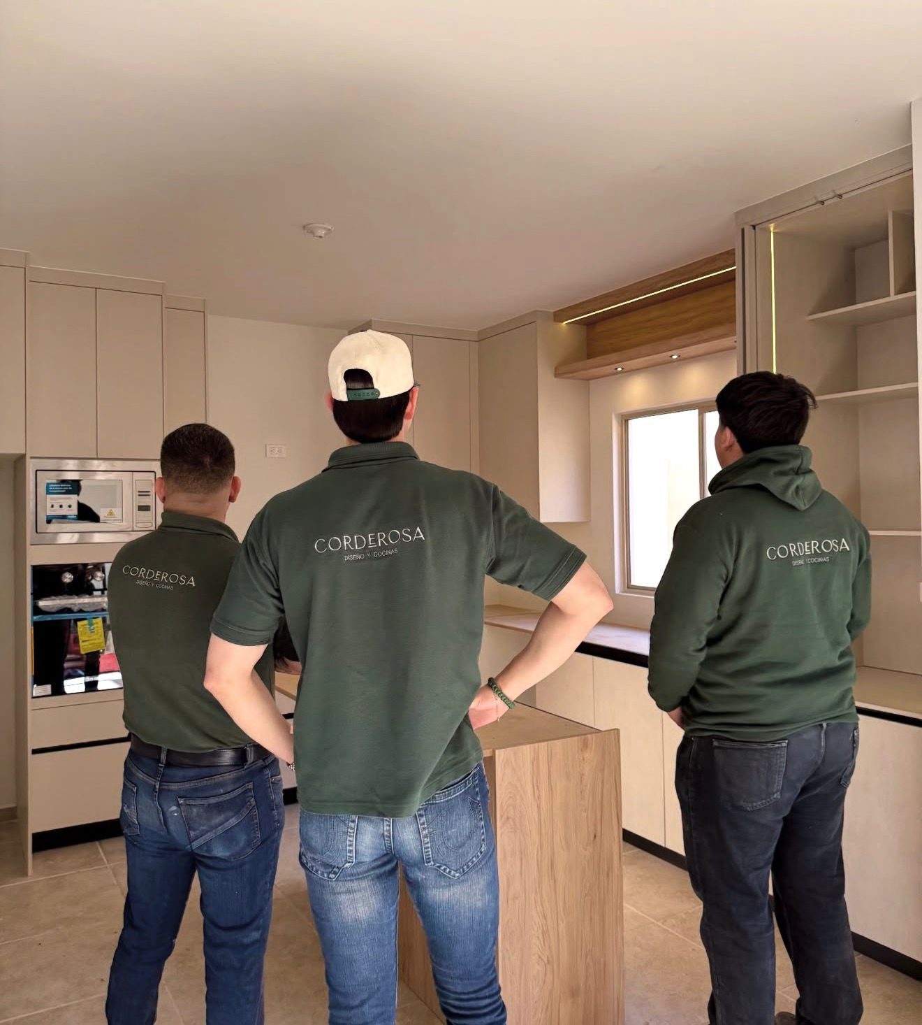 Equipo de instalación de Corderosa revisando una cocina terminada