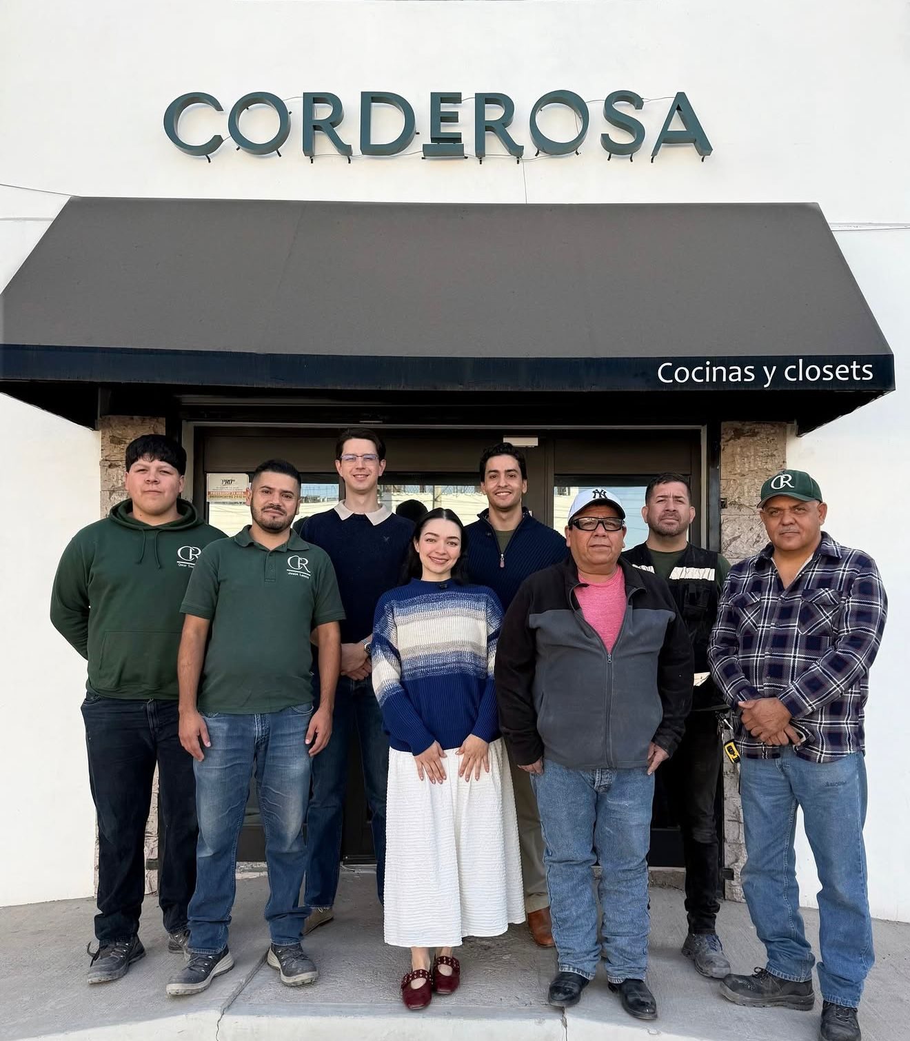 Equipo completo de Corderosa frente al showroom en Hermosillo