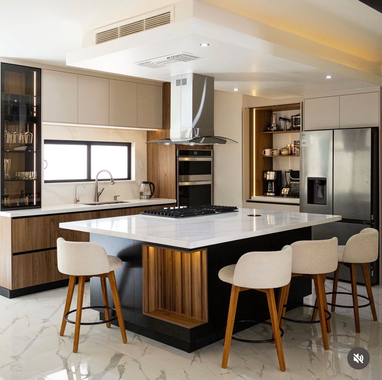 Cocina Corderosa con isla de cuarzo blanco, campana de isla y banquitos