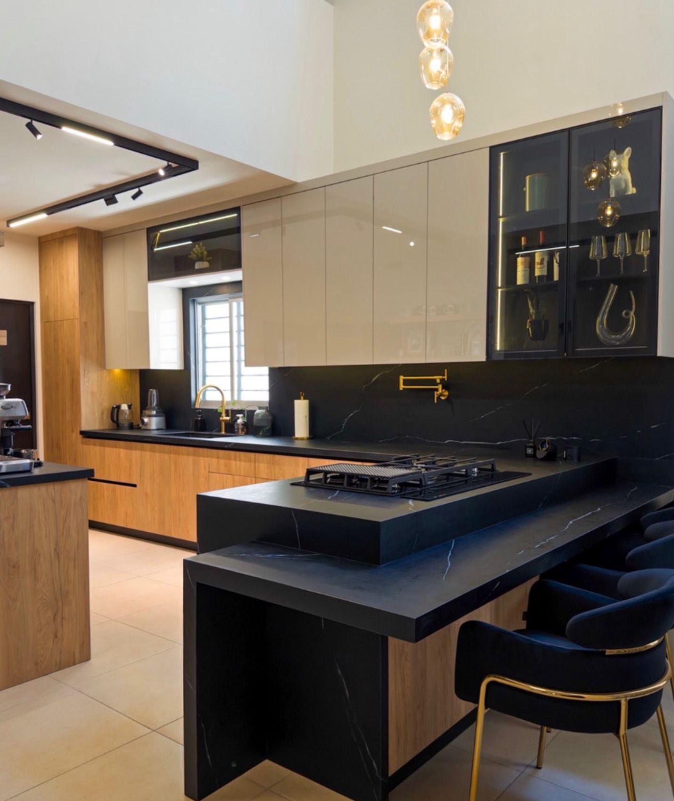 Cocina Corderosa con isla de mármol negro y barra de madera